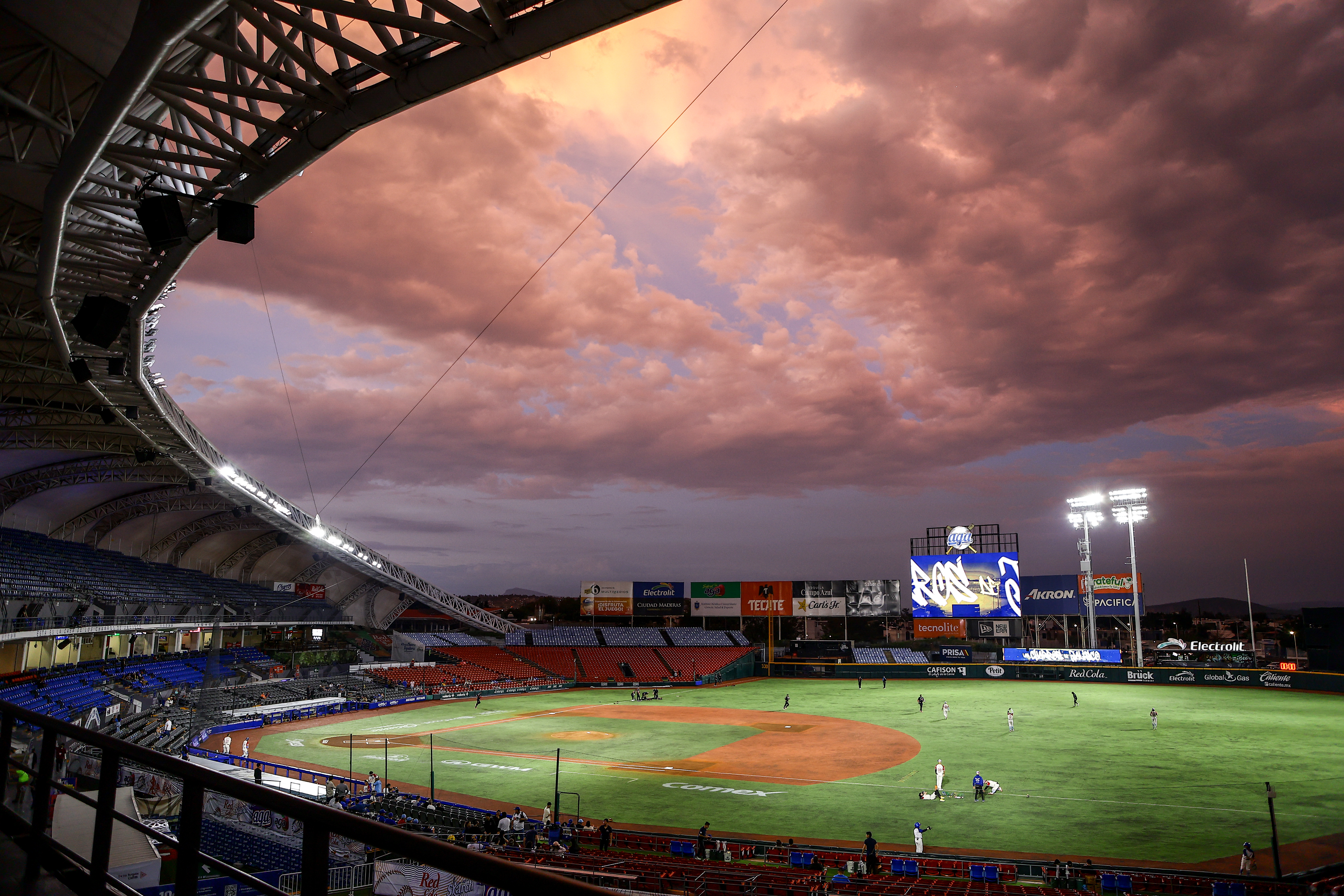 Interior de Charros Brew Bar con vista al estadio - Contacto y ubicación en Guadalajara